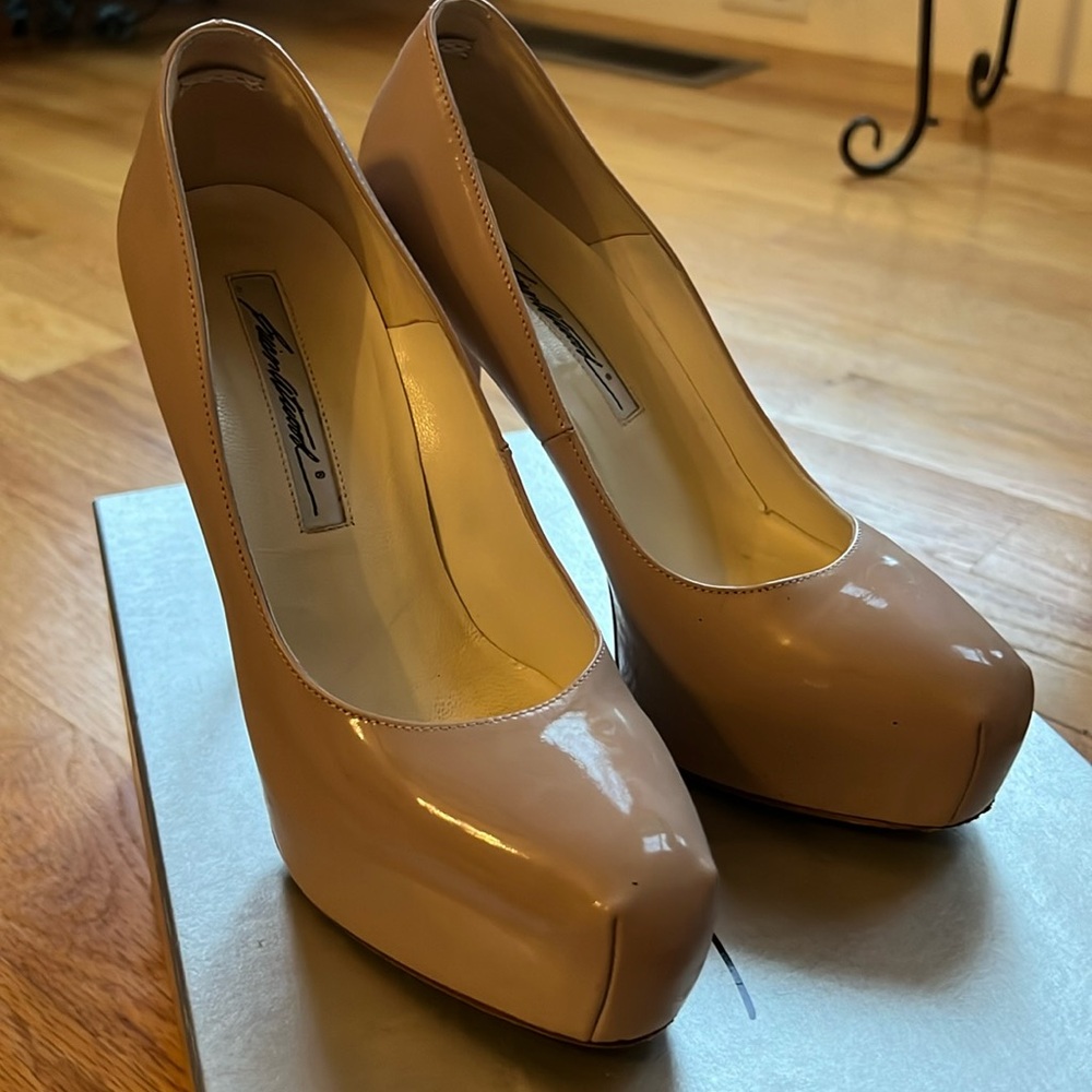 Authentic Brian Atwood sz 36 scarpa 120 Vernice cappuccino nude